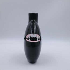 Biting Vase - Black